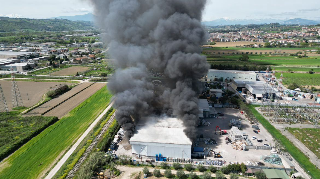 Incendio alla Italservizi: fiamme domate, indagini in corso e misure precauzionali per la popolazione