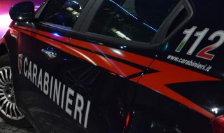 Assalto notturno al tassista: pugni e insulti da un gruppo di minorenni