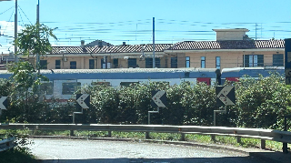 Auto si ribalta in A14, problemi anche sulla linea ferroviaria