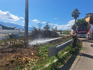 Incendio a Castel di Lama: fiamme domate vicino al centro commerciale